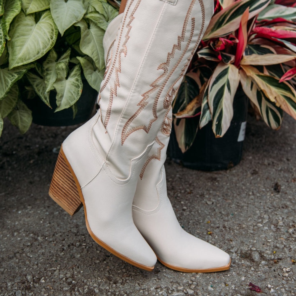 BILLINI: CALVIN BOOT -IVORY size 5 Nwob